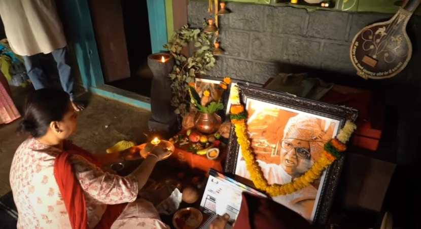 यावेळी या चित्रपटाच्या निर्मात्या बेला शिंदे यांनी कलश पूजन करत शाहीर साबळे यांच्या फोटोलाही वंदन केले.