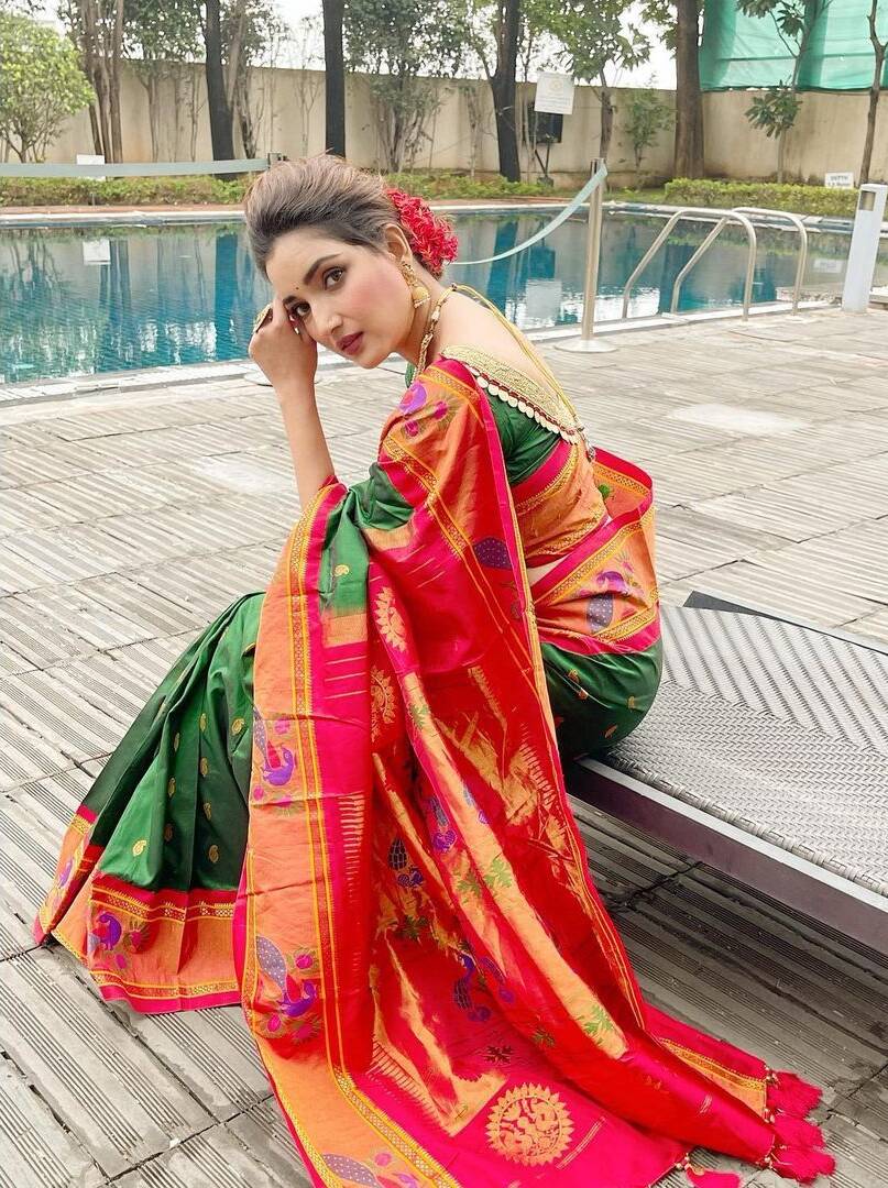 Diwali Saree Poses Guide By hasya jatra fame Prajakta Mali Shivali Parab Apurva Nemlekar Rinku Rajguru