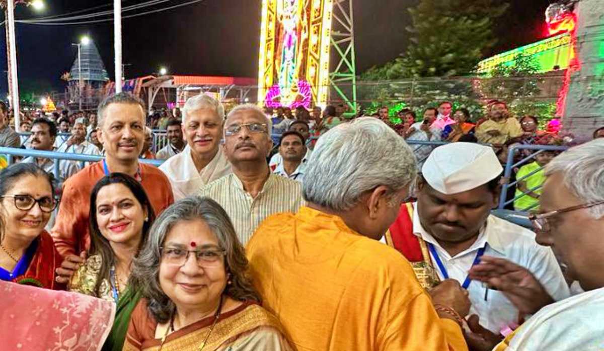 या सर्व घडामोडी सुरू असतानाच मिलिंद नार्वेकर कुठे आहेत असा प्रश्न विचारला जातोय. अशातच मिलिंद नार्वेकरांनी एक ट्वीट करत म्हटलं,