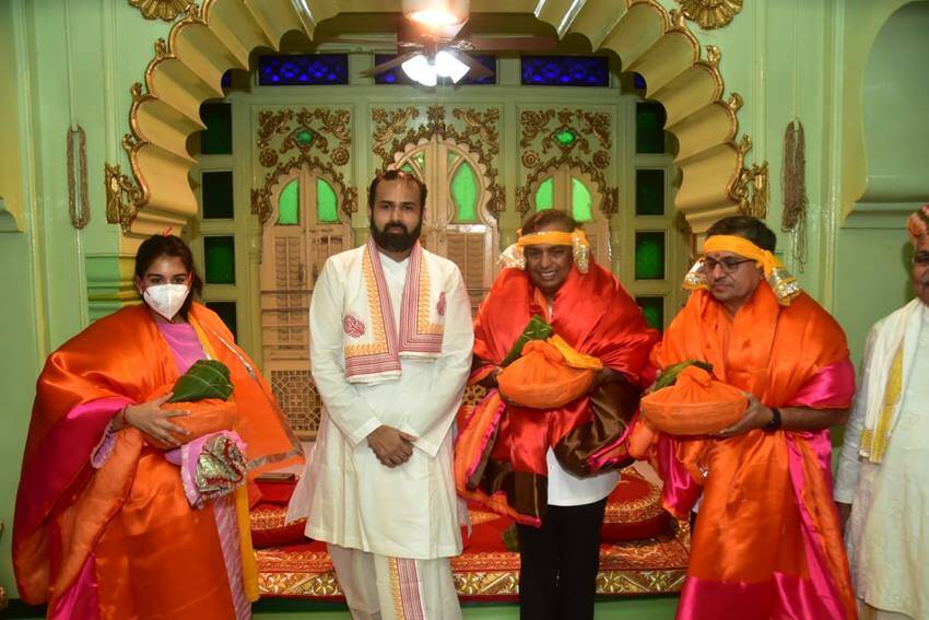 Mukesh Ambani bows down in Front of Baba Vishal Of Shreenathji Temple with Radhika Merchant 