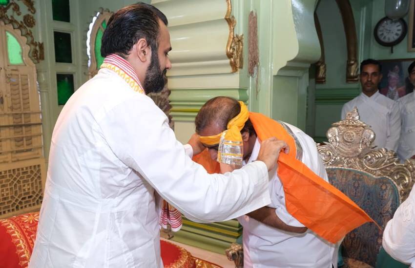 Mukesh Ambani bows down in Front of Baba Vishal Of Shreenathji Temple with Radhika Merchant 