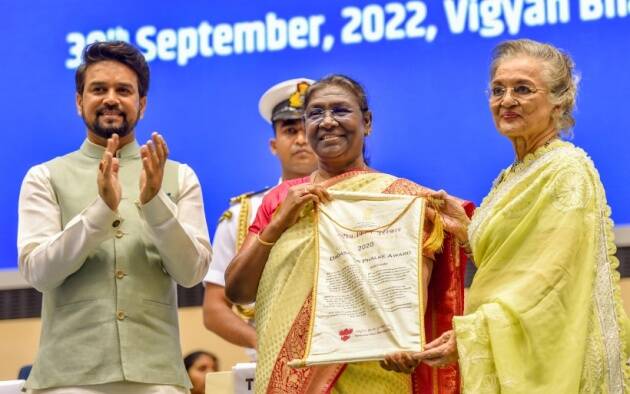 ज्येष्ठ अभिनेत्री आशा पारेख यांना यावेळी दादासाहेब फाळके पुरस्कार देऊन गौरविण्यात आलं.