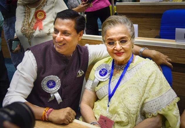 दादासाहेब फाळके पुरस्कार विजेत्या अभिनेत्री आशा पारेख आणि पद्मश्री मधुर भांडारकर...