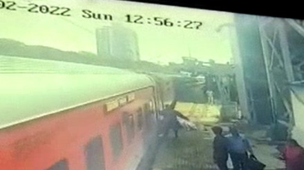 passenger live save of police vigilance rpf running netravati express panvel railway station