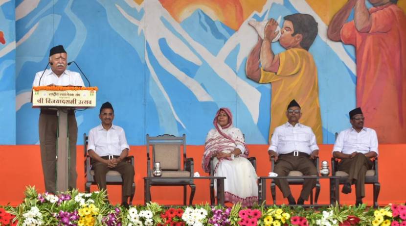 लोकसंख्या ही समस्या आहे. मात्र या समस्येचा दोन्ही बाजूंनी विचार व्हायला हवा. या लोकसंख्येचा योग्य उपयोग केल्यास देशाला फायदा होऊ शकतो, असे सरसंघचालक म्हणाले आहेत.