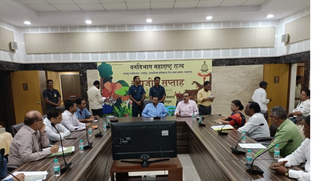 guardiaun minister sudhir mungantiwar maldhakka out of the city pollution chnadrapur
