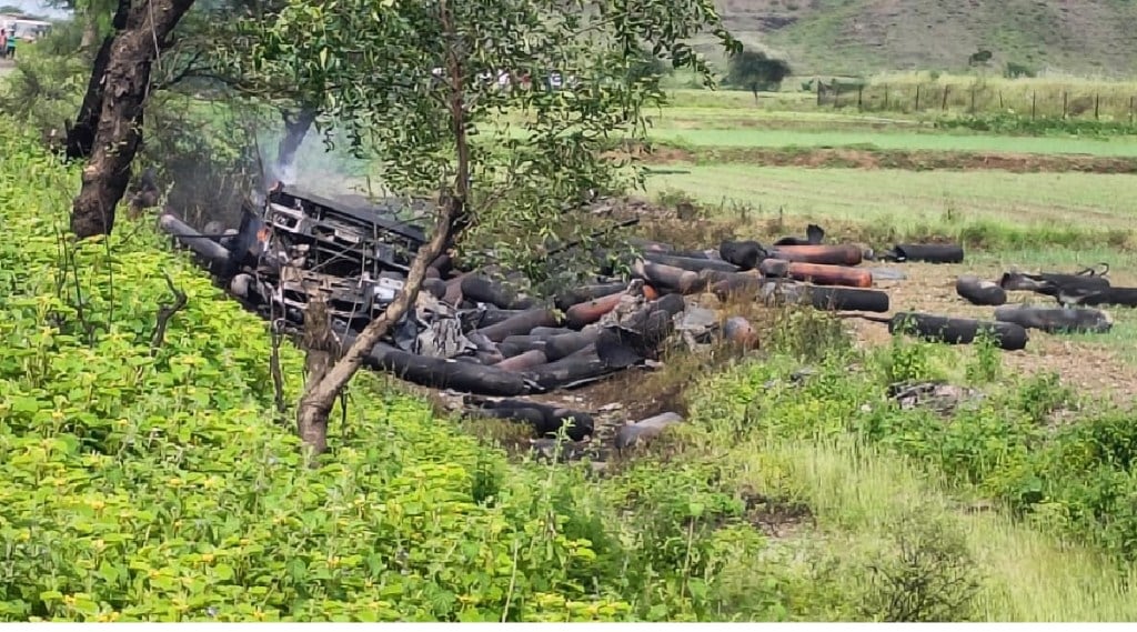 oxygen cylinder explosion near Manmad goods truck on fire nashik