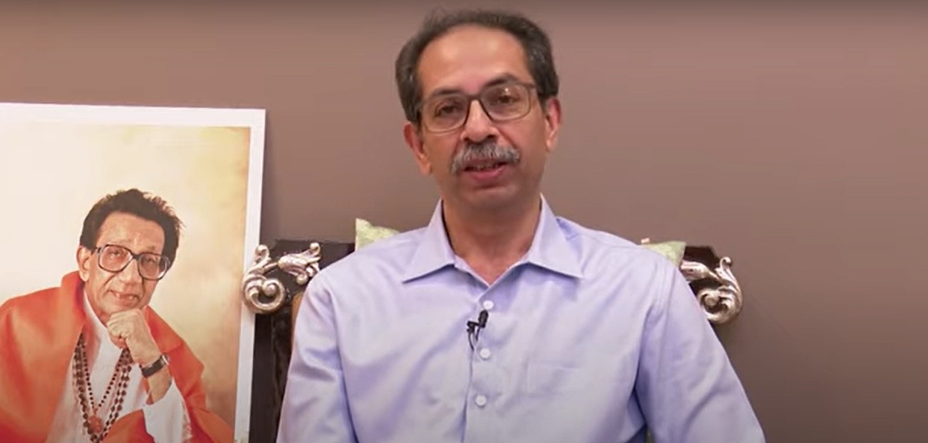 त्यावर निर्णय घेत निवडणूक आयोगाने ‘धनुष्यबाण’ हे चिन्ह गोठवण्याच निर्णय घेतला. या पार्श्वभूमीवर आज उद्धव ठाकरे यांनी दूरदृष्यप्रणालीव्दारे जनतेशी संवाद साधला आहे. यावेळी शिवसेना स्थापनेवेळेचा एक प्रसंग सांगितला.