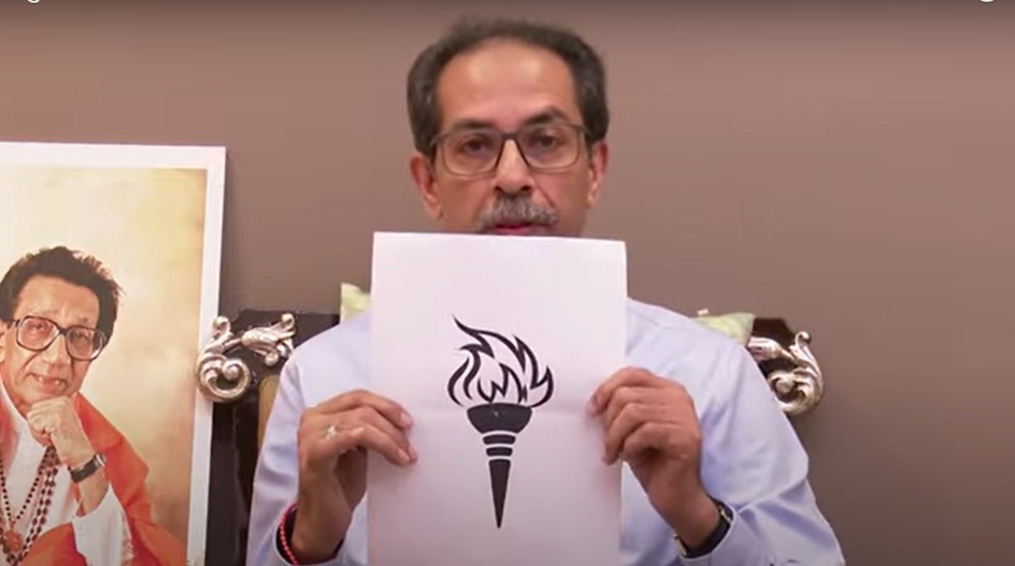 अंधेरीची पोटनिवडणूक लागली असून, चार दिवसांत अर्ज भरण्याचा शेवटचा दिवस आहे. त्यामुळे आम्हाला लवकरात लवकर एक चिन्ह आणि एक नाव द्या, अशी मागणीही उद्धव ठाकरेंनी यांनी निवडणूक आयोगाकडे केली असल्याचेही त्यांनी सांगितले.