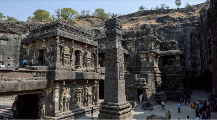 २० रुपयाच्या नोटेवर महाराष्ट्रातील वेरुळच्या लेण्या रेखाटण्यात आल्या आहेत. वेरुळमध्ये ३४ लेण्या आहेत. या लेण्या इसवीसन पूर्व ६०० ते १ हजार वर्षांच्या कालावधीत बांधण्यात आल्या आहेत. या लेण्यांना 'यूनेस्को'ने (UNESCO) जागतिक वारसास्थळ म्हणून घोषित केले आहे.