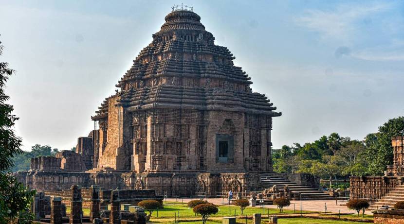 वैविध्यानं नटलेल्या भारत देशात विविध संस्कृती, परंपरा आणि धर्म मानले जातात. याचा प्रभाव भारतीय चलनावरदेखील दिसून आला आहे. ओडिशाच्या कोनार्कमधील सूर्य मंदिराचे छायाचित्र दहा रुपयाच्या नोटेवर छापण्यात आले आहे. रथाच्या आकारात बनलेल्या या मंदिराला २४ चाकं आणि सात घोडे आहेत. २४ चाकं दिवसाचे २४ तास तर सात घोडे आठवड्याचे सात दिवस दर्शवतात.