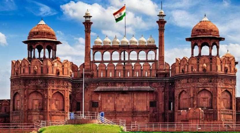 देशाच्या राजधानीतील लाल किल्ला ऐतिहासिक दृष्ट्या अत्यंत महत्त्वाचा मानला जातो. मुघल साम्राज्यातील पाचवे सम्राट शाहजहाँ यांनी हा किल्ला बांधला होता. याच किल्ल्यावर दरवर्षी १५ ऑगस्टला भारताचा राष्ट्रध्वज फडकावला जातो. या किल्ल्याचे छायाचित्र ५०० च्या नोटेवर छापण्यात आले आहे.
