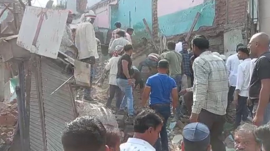 two floor buliding colaps in amravati two floor buliding colaps in amravati