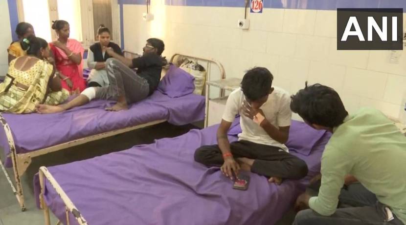 या दुर्घटनेतून बचावलेले मेहुल रावल यांनी या पुलावर ३०० लोक जमले होते, अशी माहिती दिली आहे. त्यांच्यावर सध्या रुग्णालयात उपचार सुरू आहेत.(फोटो सौजन्य-एएनआय)