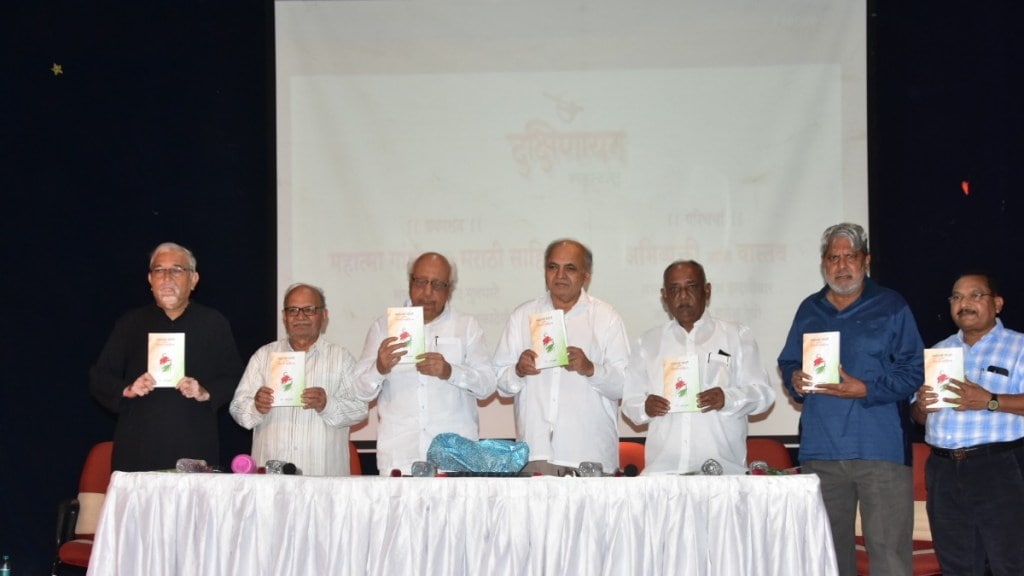 Prof Suresh Dwadashiwar said high caste writer is loved savarkar and was anti gandhi Prof Suresh Dwadashiwar said high caste writer is loved savarkar and was anti gandhi