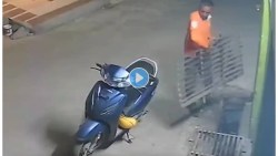 अरेरे हे काय…चोराने चक्क रस्त्यावरच्या गटाराचं कव्हरंच पळवलं, पाहा VIRAL VIDEO