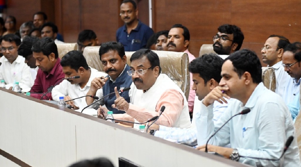 Notice to Trespassers Guardian Minister Sudhir Mungantiwar harsh words to the Vecoli officials