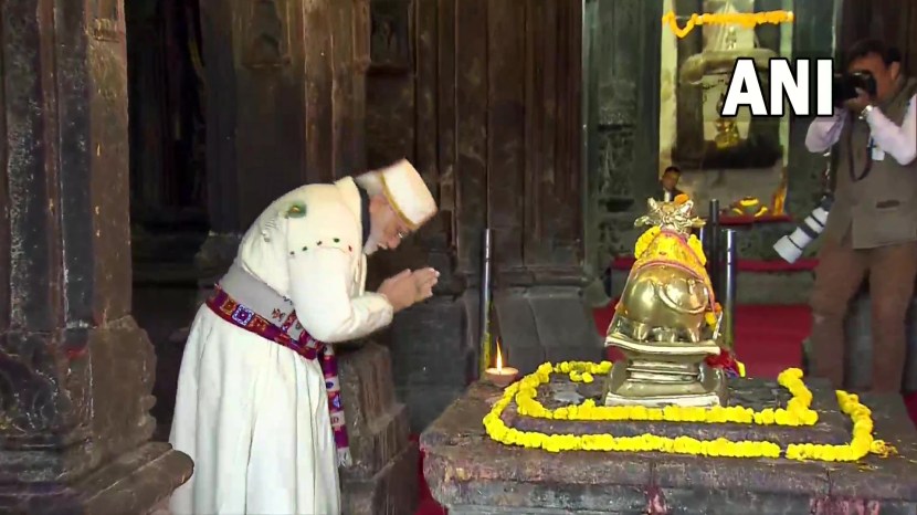 कारण स्वातंत्र्याच्या इतक्या वर्षांनंतरही आपला देश गुलामगिरीच्या मानसिकतेने एवढा ग्रासलेला आहे.