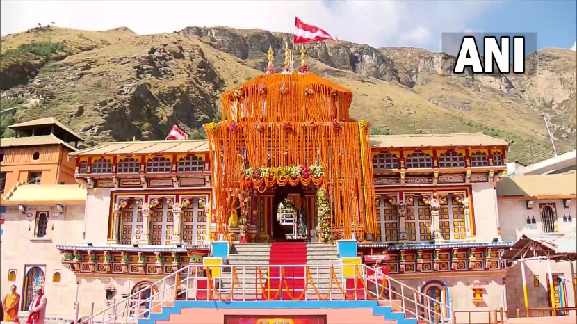 बद्रीनाथ मंदिर फुलांनी सजवण्यात आले होते.