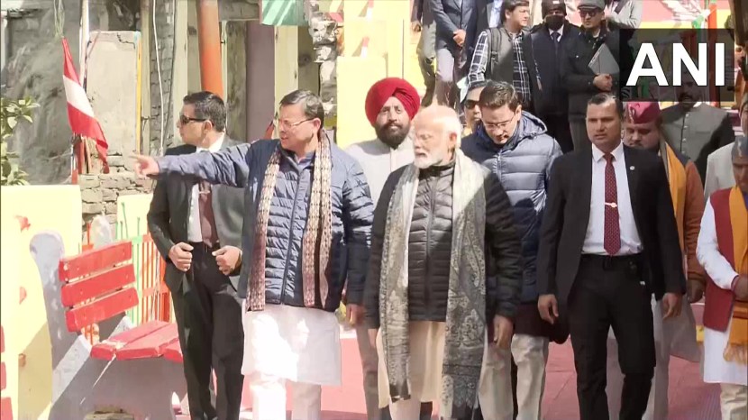 यादरम्यान पंतप्रधानांनी बद्रीनाथच्या माना गावात रस्ता आणि रोपवे प्रकल्पांची पायाभरणी केली.