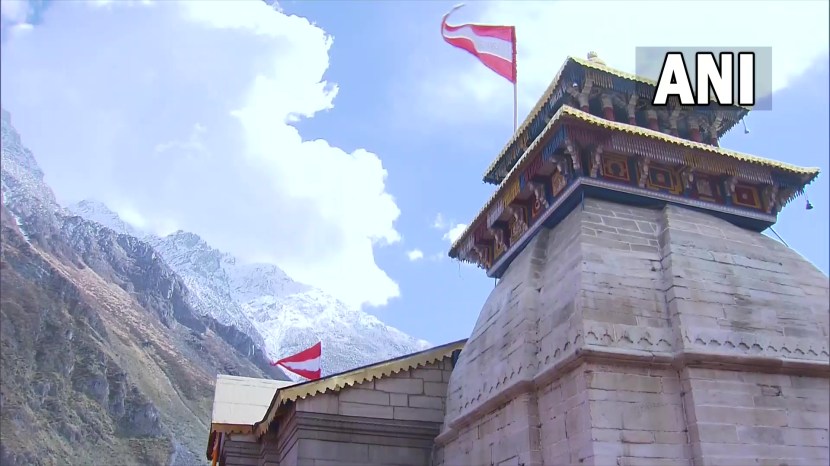 सकाळी साडेआठ वाजता मोदी केदारनाथाचे दर्शन घेण्यासाठी पोहचले होते.