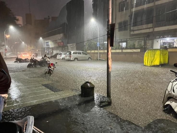 पुणे शहर आणि परिसरात काल रात्री नऊ वाजण्याच्या सुमारास सुरू झालेला मुसळधार पाऊस मध्यरात्री पर्यंत सुरू होता.(फोटो सौजन्य -सागर कासार, अरुल होरायझन)
