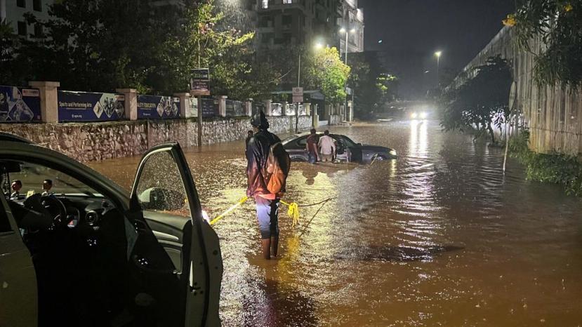शिवाजीनगर केंद्रावर रात्री अकरापर्यंत ८१ मिलिमीटर पावसाची नोंद झाली.