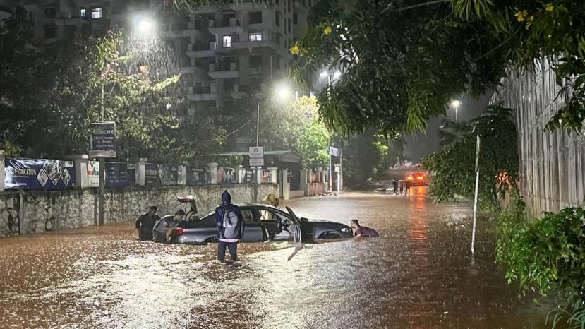 शहराच्या विविध भागांतून अग्निशमन केंद्रांत दूरध्वनी येत होते. रात्री बारानंतरही पाऊस कायम होता.