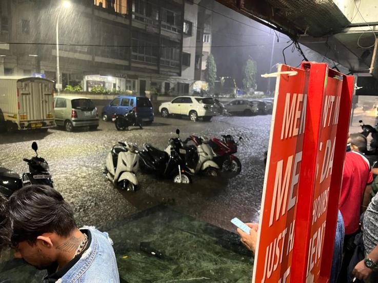 सर्व रस्ते पाण्याखाली गेले, अनेक घरे, सोसायट्यांमध्ये पाणी शिरले.