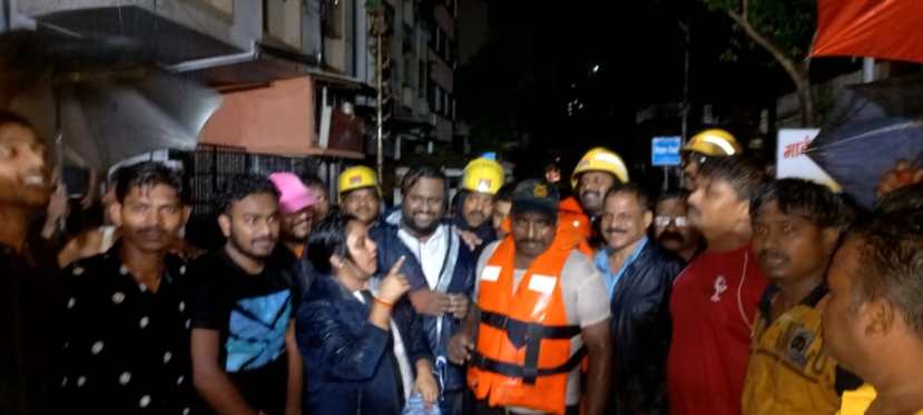 त्या सर्वांची सुटका अग्निशामक विभागाच्या अधिकारी,कर्मचार्‍यांनी केली.