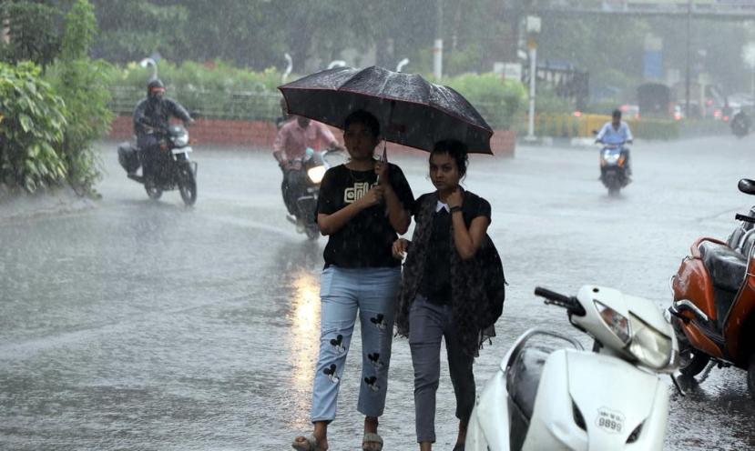 मुसळधार पावसाने पुण्याला शुक्रवारी अक्षरशा झोडपले.(फोटो-पवन खेंगेर)