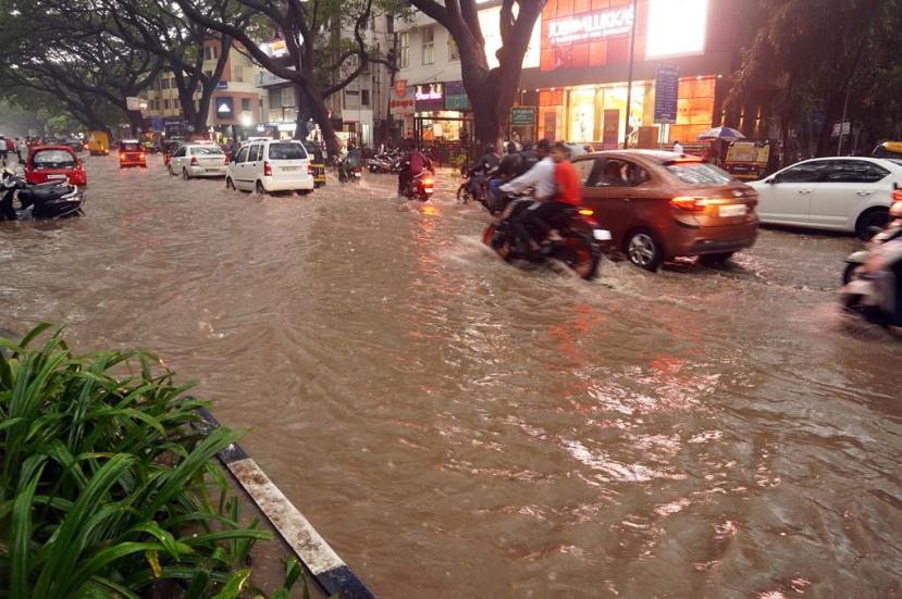 पुणे शहरातील जंगली महाराज रस्ता अक्षरशा जलमय झाला होता.