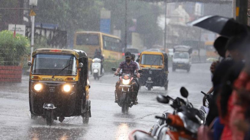 दुपारनंतर सुरू झालेल्या जोरदार झालेल्या पावसामुळे शहर व उपनगरांमधील सखल भागात पाणी साचले होते.