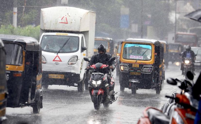 त्यामुळे रस्त्यांवर पाणी साचून प्रचंड वाहतूककोंडी झाली होती.