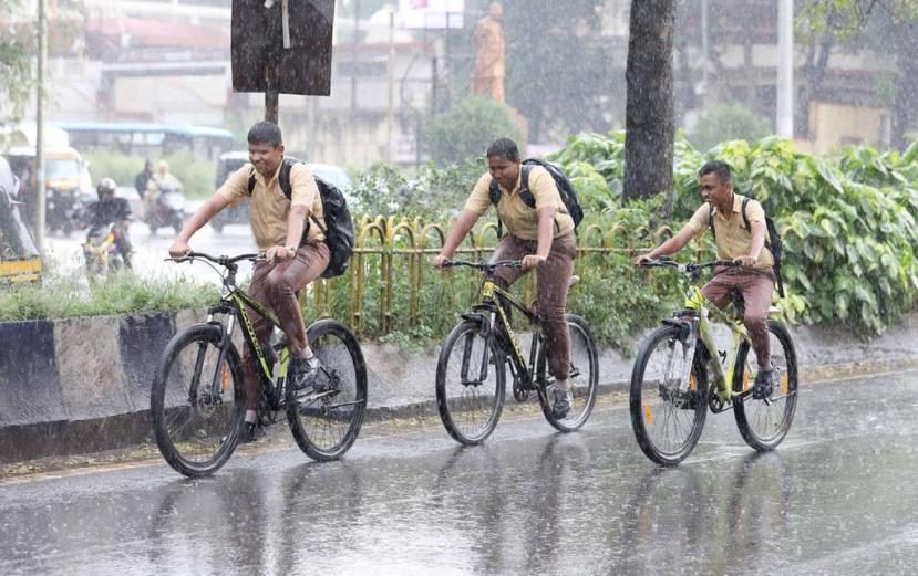शालेय विद्यार्थ्यांनी मात्र पावसात भिजत मित्रांसोबत सायकल चालवण्याचा मनसोक्त आनंद घेतला.