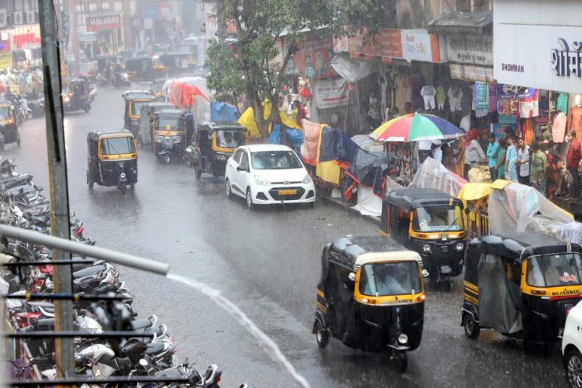 पाऊस सुरू असताना रस्त्यांवर दुचाकी ऐवजी रिक्षा आणि चारचाकी वाहनं दिसत होती.