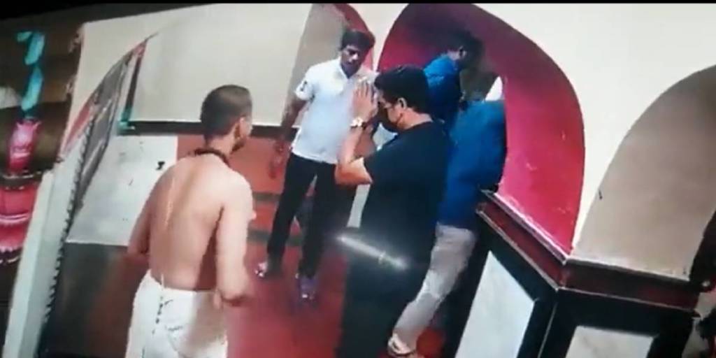 god of cricket Sachin tendulkar took dev darshan with arjun tendulkar srikshetra nrisimhwadi in kolhapur god of cricket Sachin tendulkar took dev darshan with arjun tendulkar srikshetra nrisimhwadi in kolhapur