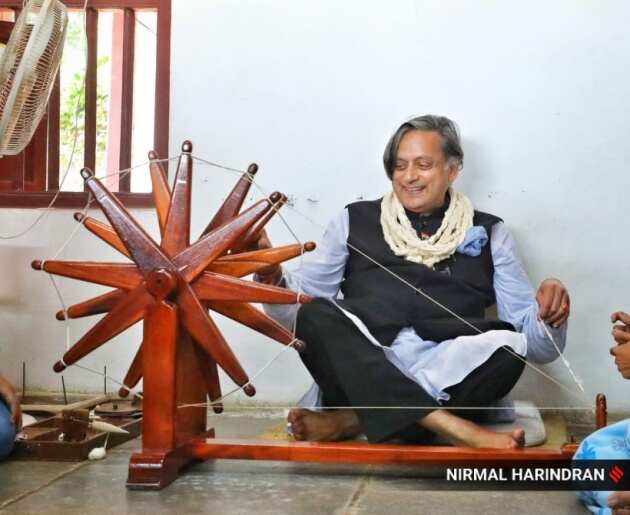 साबरमती आश्रमात शशी थरुर यांनी चरखा चालवला.(फोटो सौजन्य-निर्मल हरिंद्रन, एक्स्प्रेस)