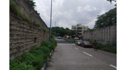 The alternative route of Sinhagad road is obstructed by the police The alternative route of Sinhagad road is obstructed by the police