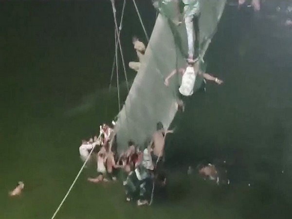 गुजरातमधील मोरबी याठिकाणी मोठी दुर्घटना घडली आहे. येथील मच्छु नदीवरील झुलता पूल पाण्यात कोसळला आहे.