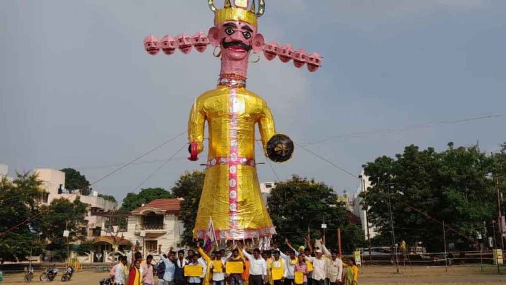 आदिवासी संघटनांनी रावण दहनाविरोधात ‘चिपको’ आंदोलन केले.