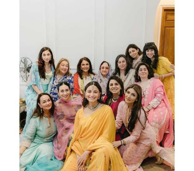 आलियाच्या या डोहाळे जेवणासाठी कपूर कुटुंब आणि भट्ट कुटुंब एकत्र आले होते. यात करिश्मा कपूर, रिद्धीमा कपूर, नीतू कपूर, शाहीन भट्ट, आकांक्षा रंजन असे अनेकजण दिसत आहेत.
