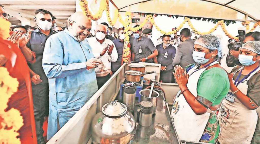 गांधीनगर स्थानकात, महिला बचतगटाने चालवलेल्या चहाठेल्यास केंद्रीय गृहमंत्र्यांची भेट : ९ ऑक्टोबर २०२२ गांधीनगर स्थानकात, महिला बचतगटाने चालवलेल्या चहाठेल्यास केंद्रीय गृहमंत्र्यांची भेट : ९ ऑक्टोबर २०२२