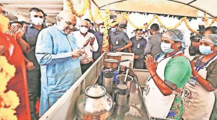 गांधीनगर स्थानकात, महिला बचतगटाने चालवलेल्या चहाठेल्यास केंद्रीय गृहमंत्र्यांची भेट : ९ ऑक्टोबर २०२२ गांधीनगर स्थानकात, महिला बचतगटाने चालवलेल्या चहाठेल्यास केंद्रीय गृहमंत्र्यांची भेट : ९ ऑक्टोबर २०२२
