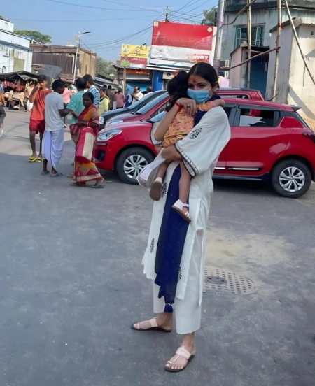 तसेच तिने वामिकाबरोबर कालीघाट मंदिर येथे देवीचे दर्शन घेतले.