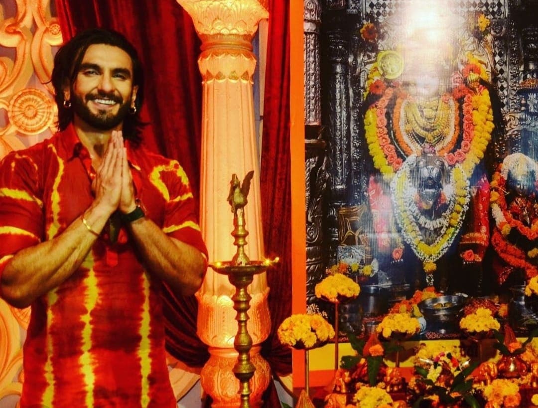 रणवीर सिंगने या महोत्सवात देवीचे दर्शन घेतले.