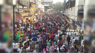 crowd in thane market
