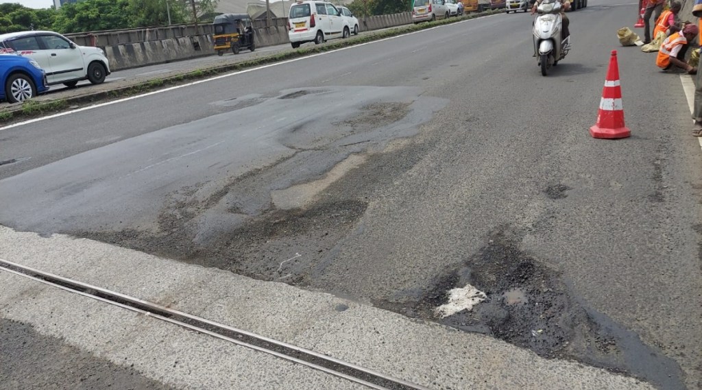 वाशी उड्डाणपुलावरील खड्डे व डांबरीकरण उंचवट्यांमुळे अपघाताचे प्रमाण वाढले