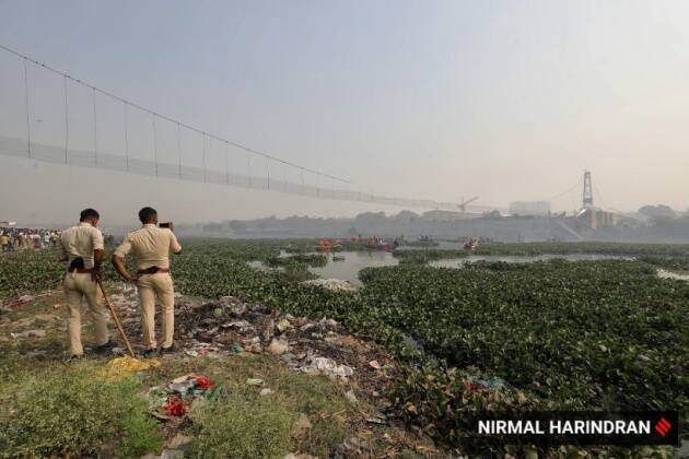 घटनेतील मृतांच्या नातेवाईकांना पंतप्रधान राष्ट्रीय सहाय्यता निधीमधून दोन लाखांचे सानुग्रह अनुदान जाहीर करण्यात आले आहे. तर गुजरातच्या मुख्यमंत्र्यांनीही मृतांच्या नातलगांना चार लाख तर जखमींना प्रत्येकी ५० हजारांची मदत जाहीर केली आहे.(फोटो सौजन्य- निर्मल हरिंद्रन)