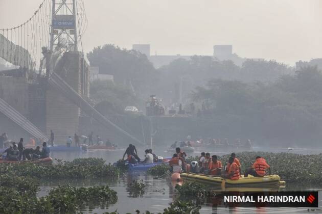 या दुर्घटनेनंतर लष्कर, वायू दल, नौदलासह एनडीआरएफकडून मोठ्या प्रमाणावर बचाव कार्य राबवण्यात येत आहे. अग्निशमन दलाच्या जवानांकडूनही नदीपात्रात शोधमोहीम सुरू आहे.(फोटो सौजन्य- निर्मल हरिंद्रन)
